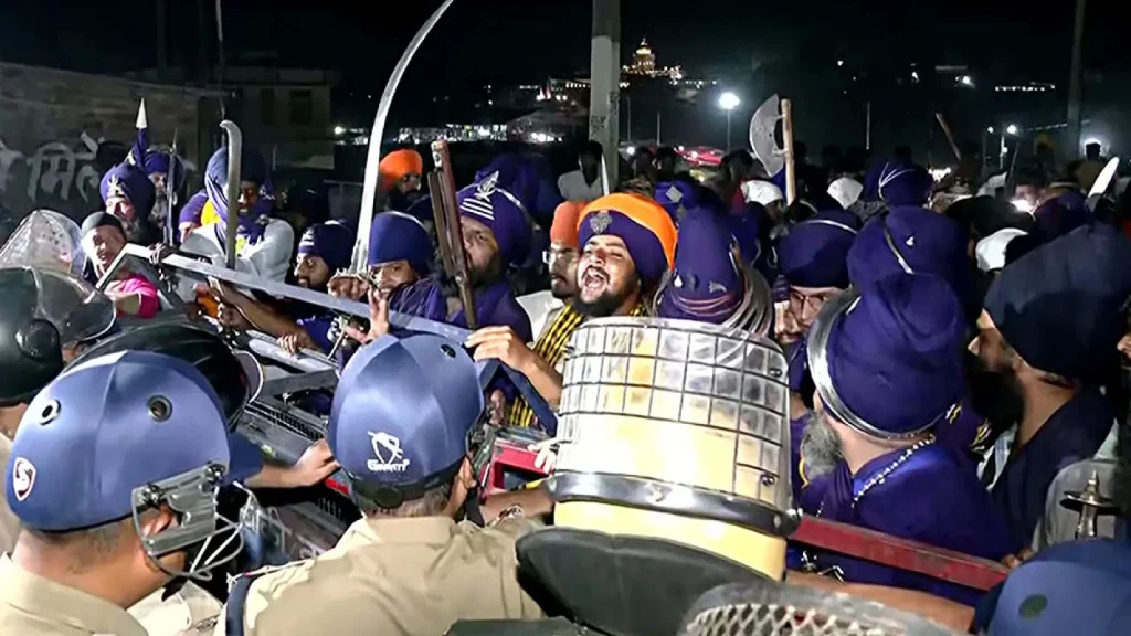 200 Nihang Sikhs Break Through Border Barricades, Uttarakhand on High Alert 200 Nihang Sikhs Break Through Border Barricades, Uttarakhand on High Alert