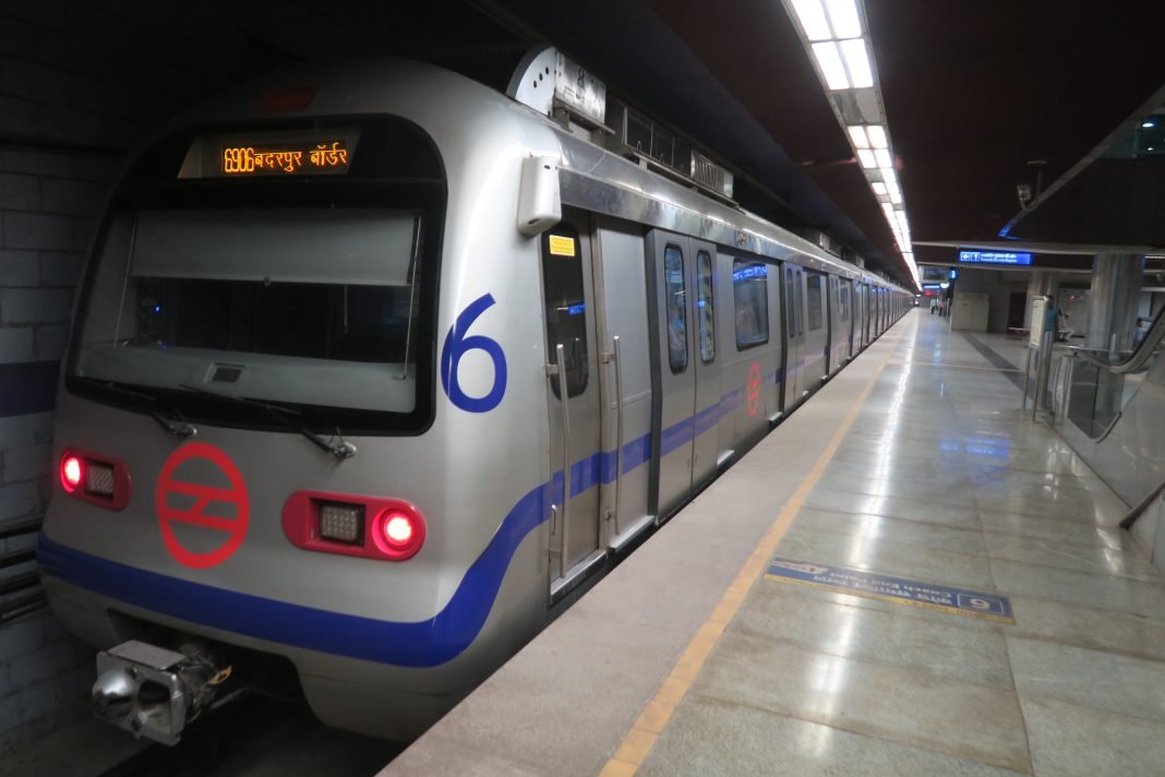 Delhi Metro Chaos at Central Secretariat: Violet Line Halt Sparks Massive Rush
