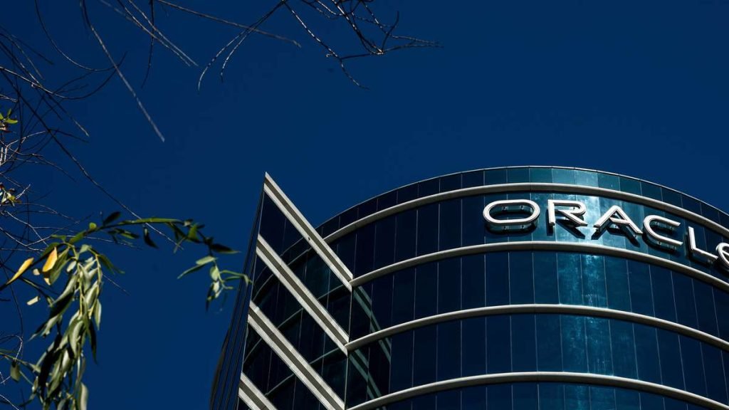 Oracle Shares Fall Ahead of Quarterly Results